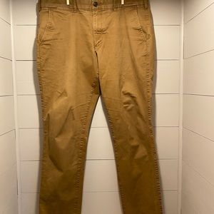 Gap Essential Khaki in athletic cut